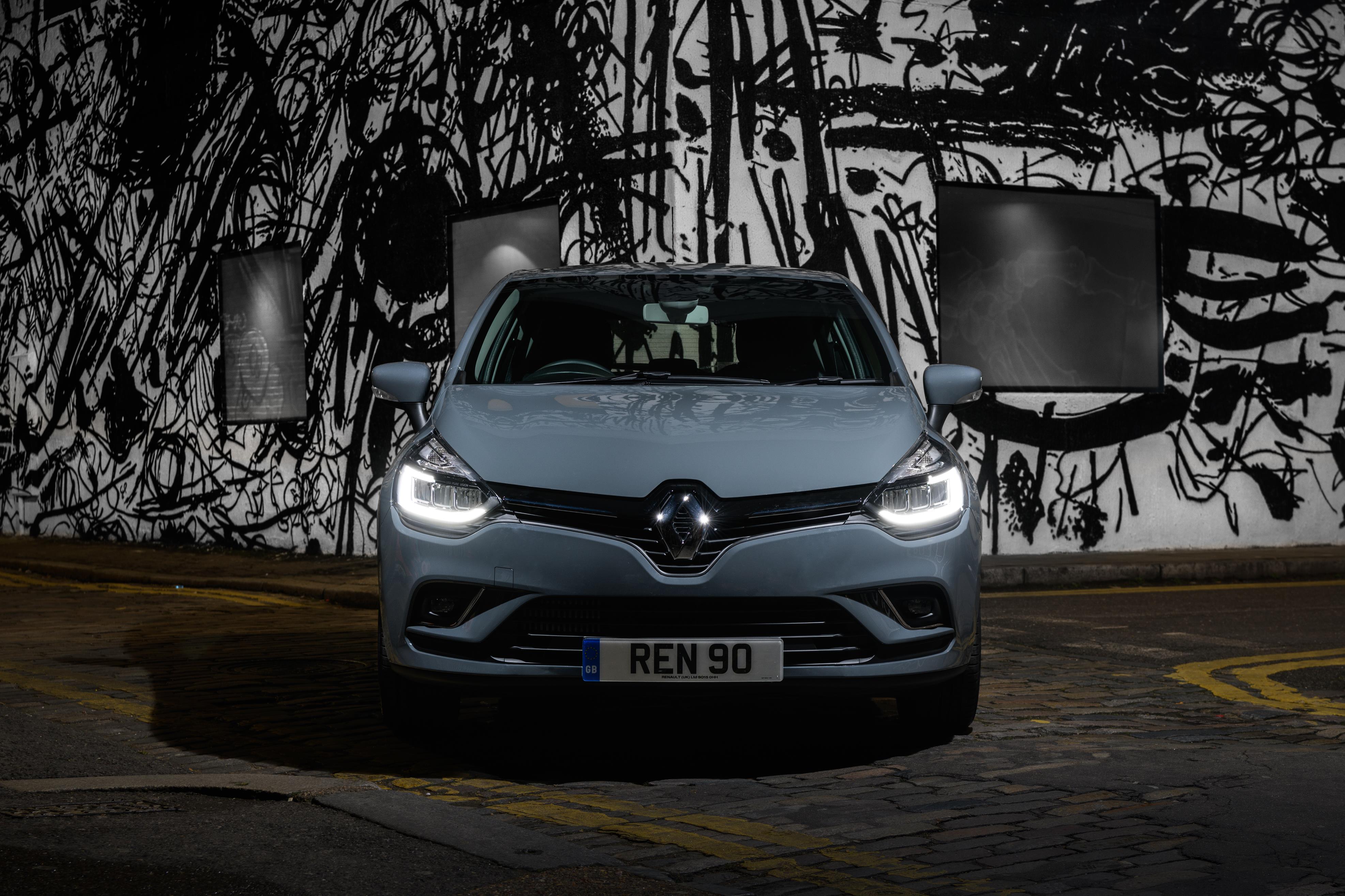 Renault продает. Renault Clio 2018. Renault продает "АВТОВАЗ". Renault Clio к 2018г. Передние противотуманки. Clio стильный свет.